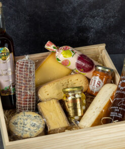 CESTA DE PRESENTE - 6 QUEIJOS + CHARCUTARIA + GOIABADA + MEL + PATE + LICOR DE JABUTICABA