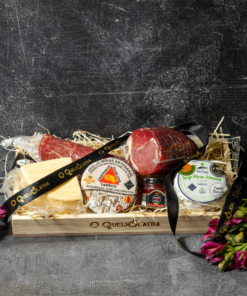 CESTA DE PRESENTE 3 QUEIJOS MEIA CURA + 2 CHARCUTARIAS + GELÉIA