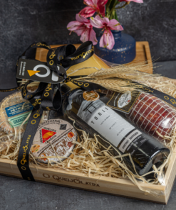 CESTA DE PRESENTE - 3 QUEIJOS ARTESANAIS+ CHARCUTARIA + VINHO CABERNET SAUVIGNON