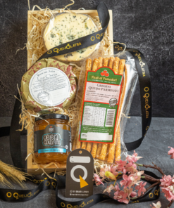 CESTA DE PRESENTE ESPECIAL - 2 QUEIJOS CREMOSOS + GELÉIA + GRISSINI