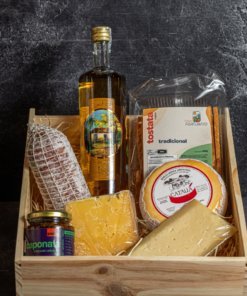 Maleta de Madeira Pinus - 3 Queijos Artesanais + Cachaça Artesanal + Charcutaria + Antepasto + Torradas