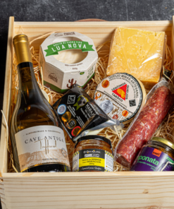 Maleta de Madeira Pinus - 4 Queijos Artesanais Brasileiros de Leite Crú + Vinho Nacional+ Charcutaria Artesanal