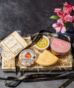 CESTA DE PRESENTE - 3 QUEIJOS SUAVES + GOIABADA CREMOSA + DOCE DE LEITE